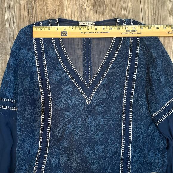 Alice + Olivia Navy Sheet Embroidered Blouse Womens Size Medium Boho Chic V-Neck - Picture 5 of 10